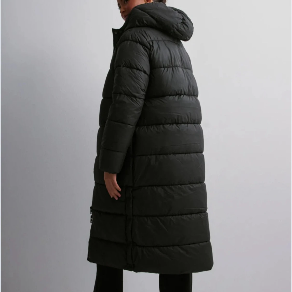 Svart lång pufferjacka med huva - 2