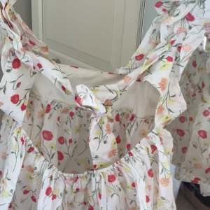 Blommig topp H&M  - Jätte fin sommar topp från H&M med volang axelband💗