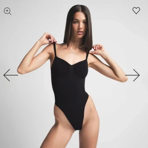 Oanvänd svart body från SKIMS  - Seamless sculpt thong bodysuit från SKIMS. Aldrig använd och kvar i orginialförpackningen! 