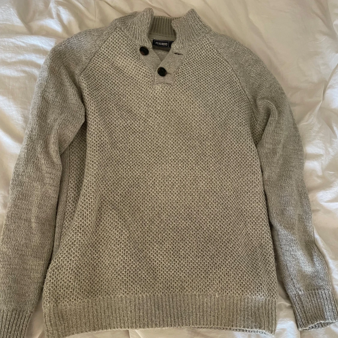 Grå stickad tröja med knappar