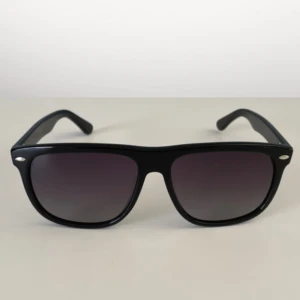 Svarta solglasögon - Svarta solglasögon ifrån Elegance Essentials, helt nya! Och nästan identiska till den populära modellen rayban boyfriend! För endast 299kr!