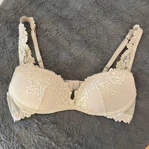 Intimissimi bh🤍 - Jag säljer min fina Intimissimi bh då den tyvärr inte passar mig längre, i storlek 70b💓 Den är använd men väl omhändertagen, lite slitage på knäppningen ibak (se bild 4) men inget som påverkar funktionen alls🤍 Skriv för frågor å priset kan självklart diskuteras!!