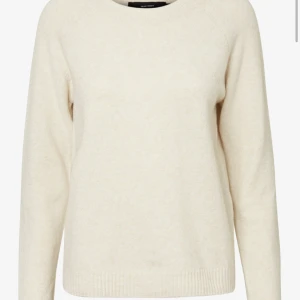 Krämvid stickad tröja från Vero Moda - Krämvid stickad tröja från Vero Moda i storlek S