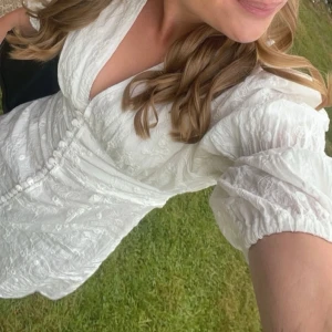 Adoore klänning - Superfin vit adoore klänning! Är i storlek 34, säljer den för att den tyvärr är lite för liten för mig🥰