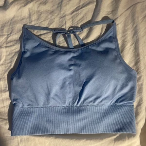 Ljusblå tränings topp/bh - Supersnygg tränings topp eller tränings bh. Enbart använd ett fåtal gånger.