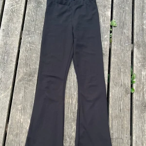 Svarta bootcut byxor med stretch - Snygga svarta tights med en kostymbyxa känsla, sitter som en smäck i rumpan