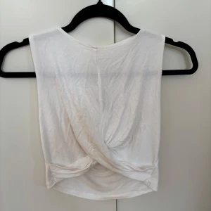 Top - En top som är lite kortare och den är i ett mycket bra skick 