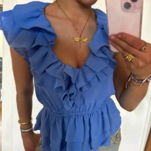 Blå volangblus från hm - Säljer denna superfina topp! Så fin färg verkligen och i bra skick! 🩵💓🩷Skriv om ni vill köpa! ❤️