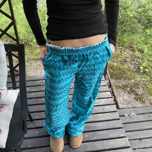 Mjukisbyxor Zara - Mjukisbyxor ifrån zara i sicksack mönster, storlek S💙💙