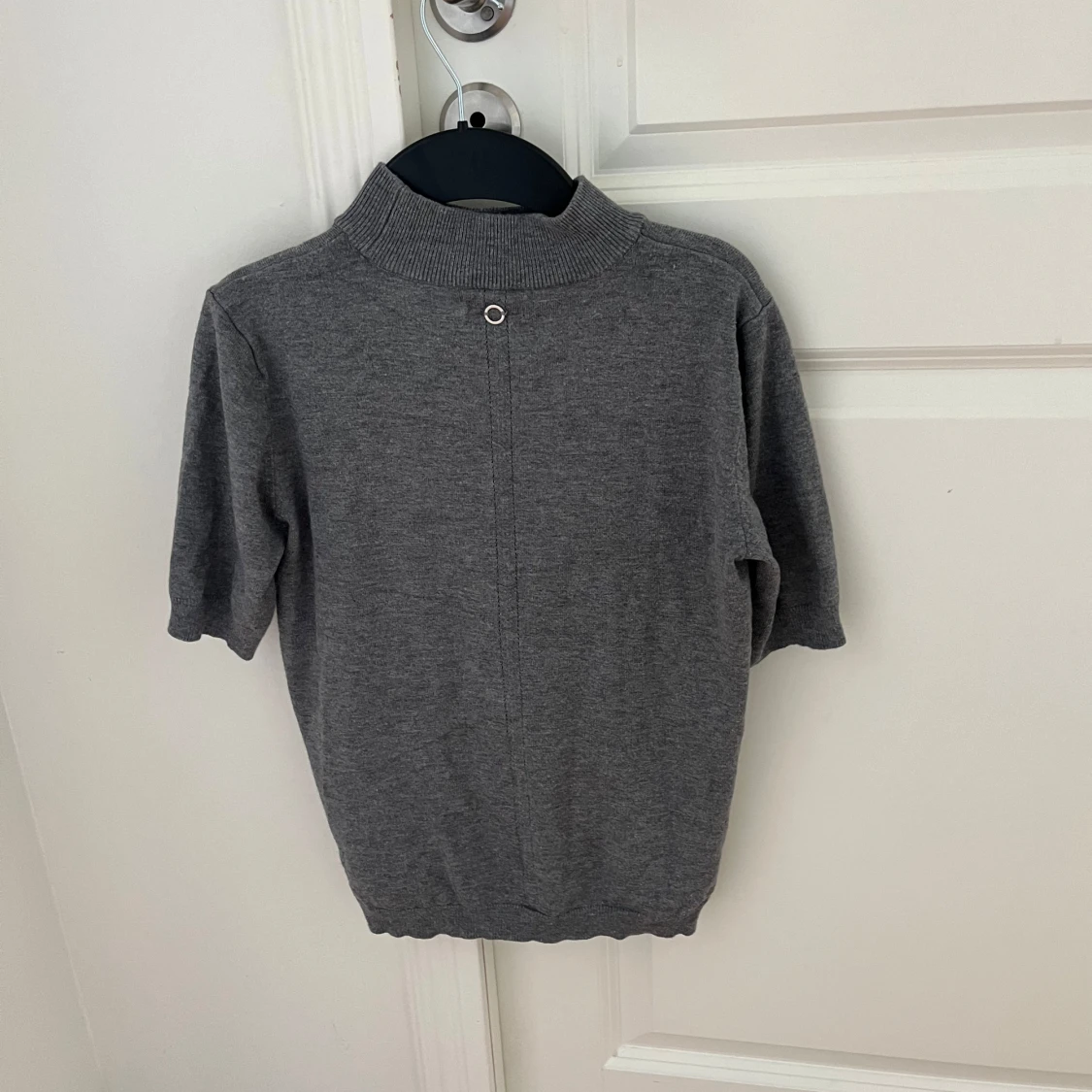 Grå polotröja med kort ärm från H&M - 1