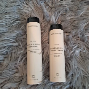 Repair & Shine Shampoo och Conditioner från Löwengrip - Nya oöppnade Säljer ett set med Löwengrip The Cure Repair & Shine Shampoo och Conditioner. Schampot är 250 ml och balsamet är 200 ml Båda är veganska och designade för skadat och färgat hår. De ger intensiv reparering och ökad glans.  Nypris 189kr styck