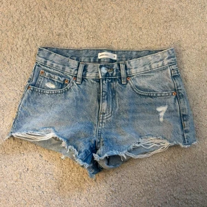 Jeans shorts - Snygga jeans shorts som köpes förra sommaren från Gina tricot, inga defekter! Är midwaist i modellen men sitter mer lowwaist på mig, har inga bilder med shortsen på.💕