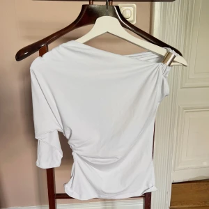 Vit topp från Zara - Jättefin fest topp från Zara, helt ny aldrig använd!!💕💕 jätteskönt material😘