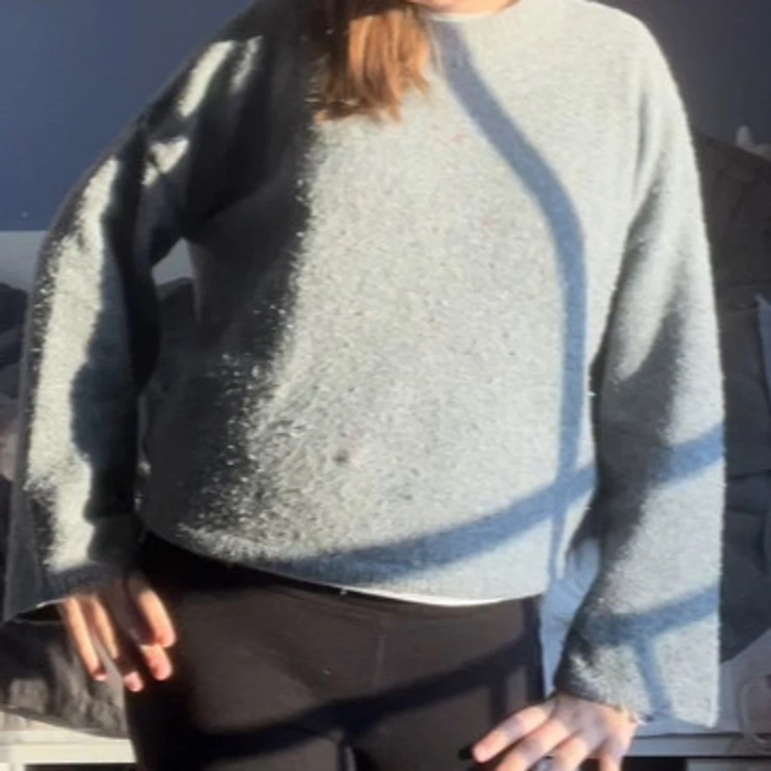 Mörkgrå stickad tröja med lång ärm