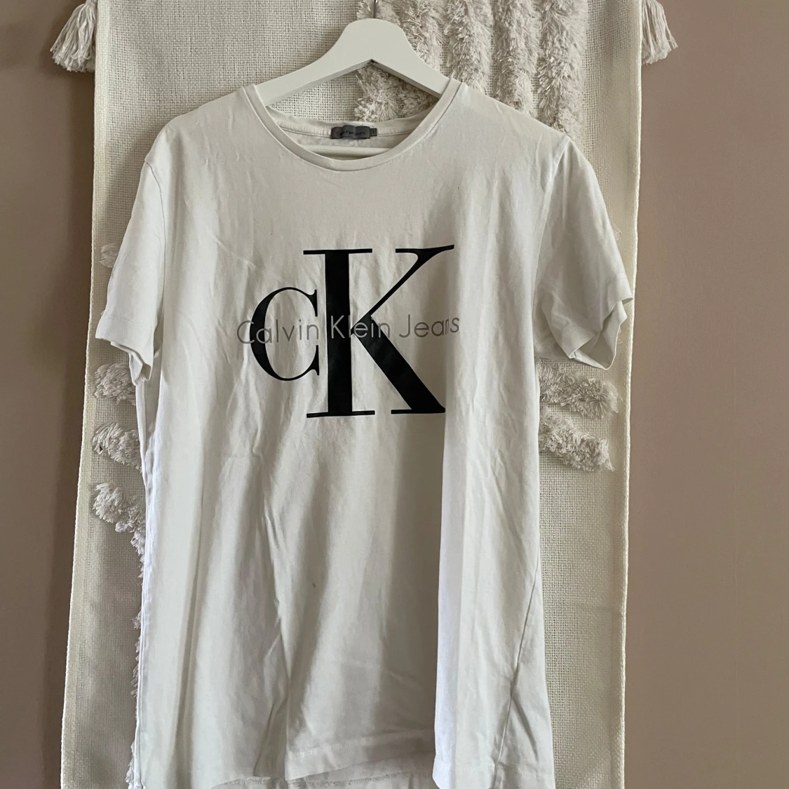Vit t-shirt från Calvin Klein Jeans