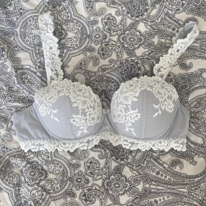 Intimissimi bh - Säljer denna så gulliga bh från Intimissimi😭💘💘