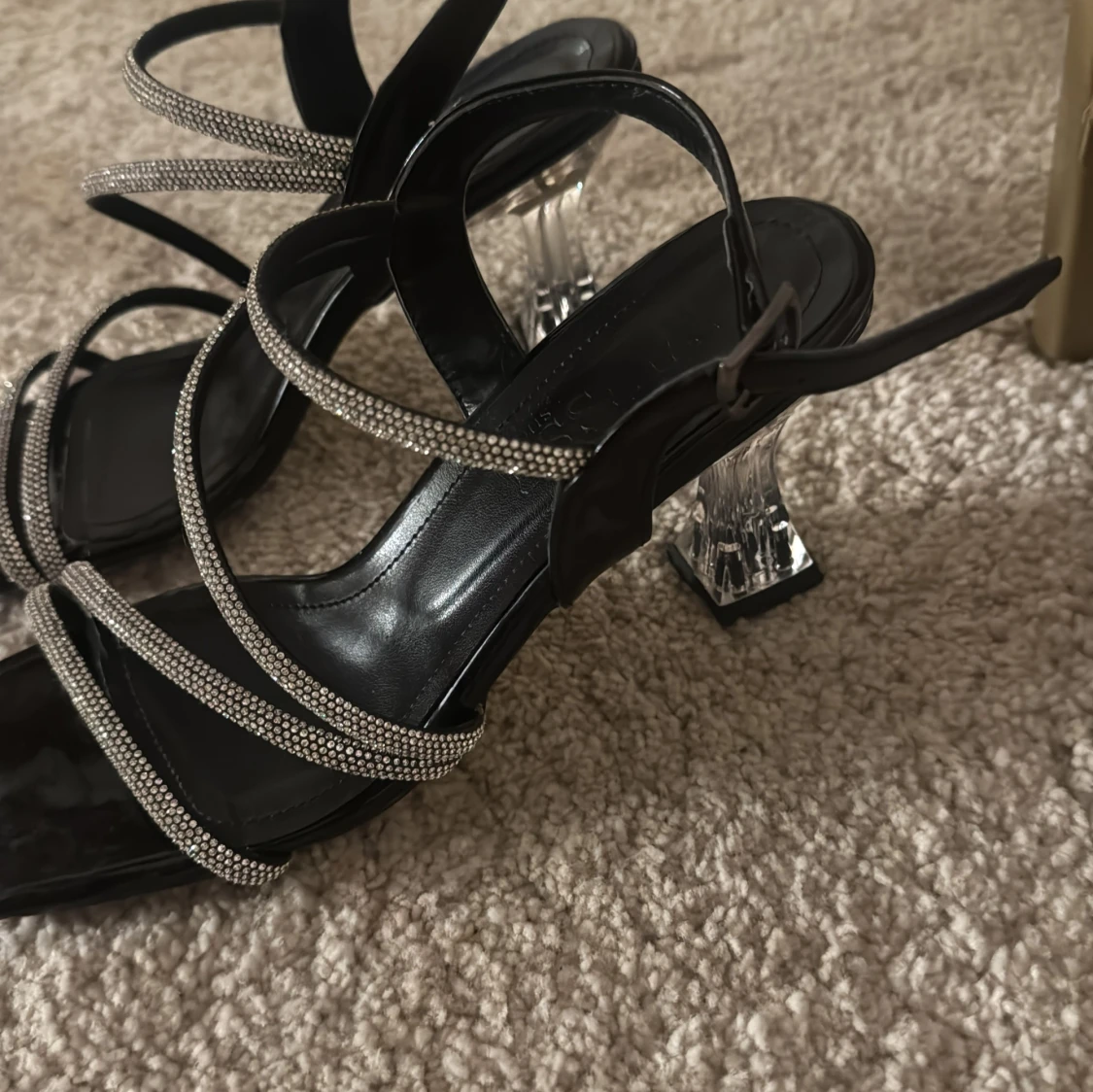 Svarta klackskor med silvriga band  - 1