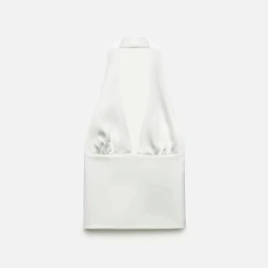 Vit satintopp zara - Vit satintopp från zara med öppen rygg och halterneck. Använd 1 gång men är i nyskick. Köpt för : 329kr💓 slutsåld på hemsidan.