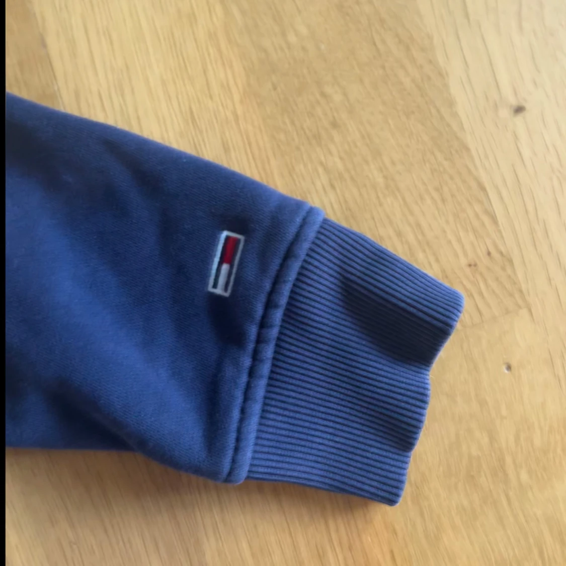 Blå hoodie Tommy Jeans med logga - 2