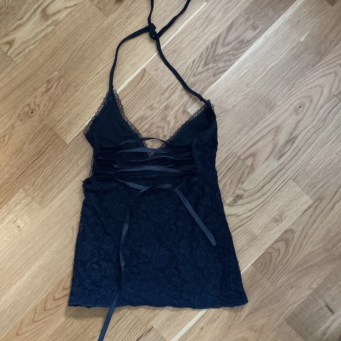 Svart spetsig korsett-topp med snörning - 1