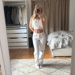 Vita raka jeans  - Säljer ett par vita raka jeans med klassisk femficksdesign och normal passform. perfekta för en clean och fräsch look. Passar dig som gillar stilrena och tidlösa byxor.