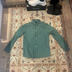 Gant skjorta - Tjena, säljer nu denna gröna Gant skjortan för den är rent för liten för mig. Inte använts otroligt mycket.             Det är barnstorlek för 13-14 år gammal och passar 158-164cm lång