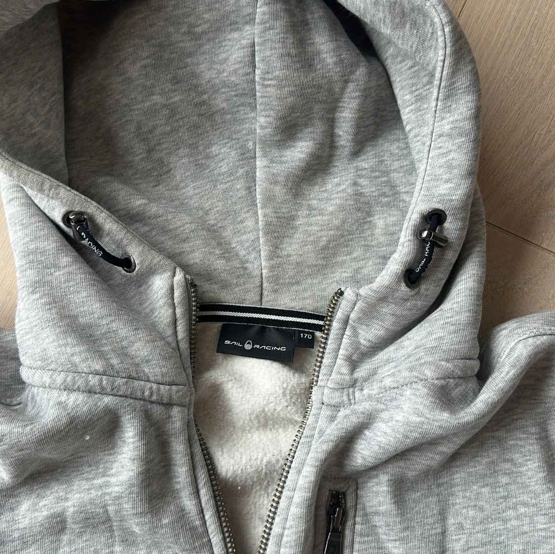 Grå hoodie från Sail Racing med dragkedja - 2