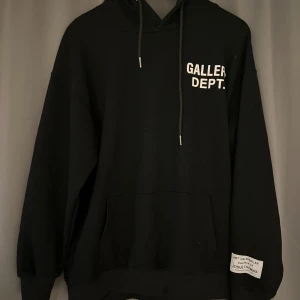 Gallery Dept. Hoodie - Nu säljer vi även en svart oversized hoodie från Gallery Dept. Perfekt just för dig som gillar en mer chill stil. Storlek M, skick 8/10. Pris kan diskuteras vid snabb affär och vid fler frågor är det bara att skriva!😌