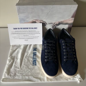 The gallerist skor - Tja! Säljer dessa helt nya och oanvänd skor från the gallerist! Storlek 43 | Dessa är den nya modellen Suede vienna dark blue och är väldigt limiterade! Nypris ligger på 2300 Mitt pris: 1999| hör av er vid minsta fundering⭐️
