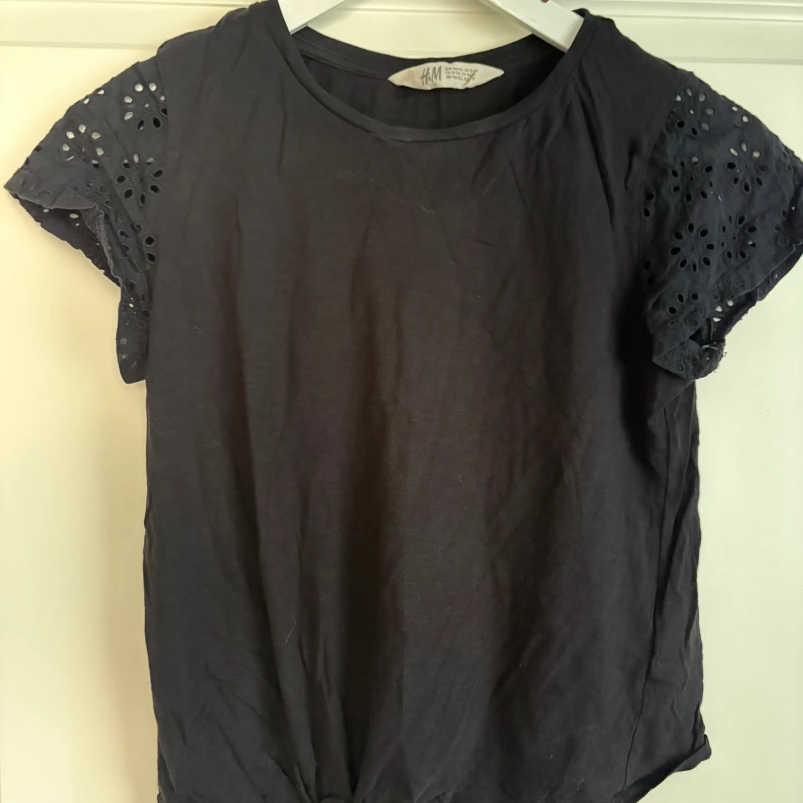 Svart blus med broderade ärmar 