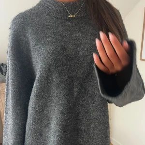 Mörkgrå stickad tröja  - Jättefin och mysig stickad tröja från Gina! Lite nopprig 