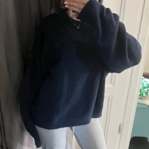 Mörkblå stickad tröja - Mysig oversized stickad tröja i mörkblått. Tröjan har lång ärm och en enkel, rak passform som ger en chill och avslappnad vibe. Perfekt att slänga på sig när det är kallt ute💗