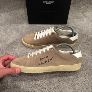 Saint Laurent Skor - Hej! Säljer nu dessa snygga och eftertraktade Saint Laurent Skor! Storlek 42 Skick 9,5/10 (inprincip helt nya, inga defekter) Ny pris= 8000 kr, säljs för 2699 kr! OG medföljer vid köp= box! Dessa skor är väldigt unika och väldigt svåra att få tag på