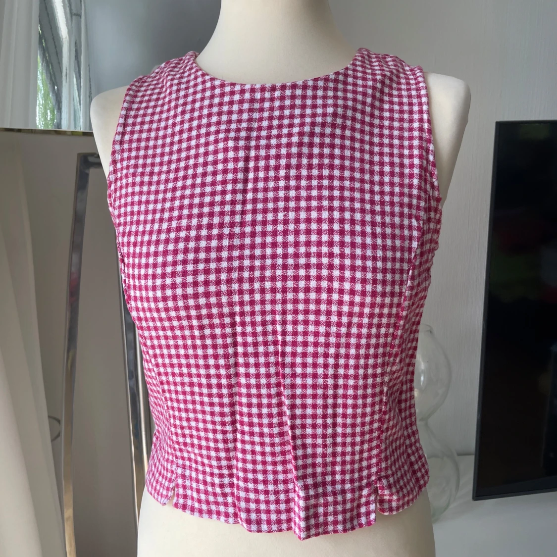 Rutig ärmlös topp i bomull