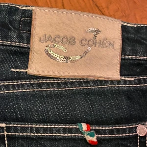 Jacob Cohen Jeans - Ett par stilrena jeans från Jacob Cohen i färgen blå. Storlek 30 och i extremt bra skick. Nypris:-5000, Vårat pris:-1000 Vid funderingar, skriv till oss privat!
