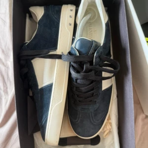 Valentino flycrew (nyskick) - Säljer nu dessa extremt snygga valentino flycrews som är jätte svårfunna i denna storlek. Sizen är 44! Skick 9,5/10 nyskick! Vad ingår? Box, dustbag, kort, helt nya extrasnören! Hör av dig vid minsta fundering 🤩