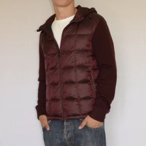 Massimo Dutti hybrid cardigan  - MASSIMO DUTTI HYBRID CARDIGAN  Storlek : L   Passform : Passar M  Användning : Jackan är i ett väldigt fint skick utan defekter  Nypris : Cirka 2000SEK  Modellen på bilden är 182CM och väger 79KG