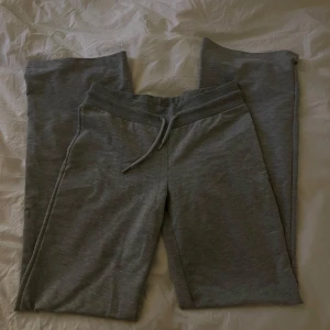 Grå mjukisbyxor med snörning - Säljer ett par grå mjukisbyxor i mjukt bomullsmaterial. Byxorna har resår i midjan och snörning framtill för extra komfort. Perfekta för chill dagar eller när du vill vara bekväm. Raka ben och enkel design utan tryck eller mönster.