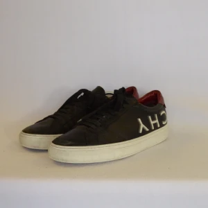 Givenchy Sneakers  - GIVENCHY SNEAKERS  Storlek : 42   Passform : En storlek större  Användning : Skorna är delvis i fint skick, finns slitage på toebox samt snöret där bak borta  Nypris : Cirka 5000SEK