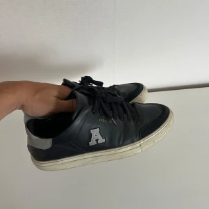 Axel Arigato skor  - Ett par snygga skor i toppen skick med skråmor enligt bilderna. Nypriset är omkring 2000kr och säljs nu för endast 449kr. Hör av er vid intresse av fler bilder! (postar inom 24h)