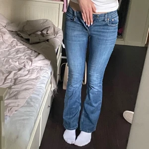 Lågmidjade bootcut jeans - Jeans från Gina tricot. Knappt använda då de tyvärr blivit för tighta. De är i modellen tall och de går precis till marken på mig som är 175. Lågmidjade i strl 34  Pm vid yttligare frågor       #jeans #bootcut #utsvängda #flare  #bootcutjeans #flarejeans  #utsvängdajeans #marinblå #navy #marin #black #pink #topp #cute #vintage #vintagejeans #stocholmstil #tshirt #T-shirt #linne #shirt #kjol #miniskirt #skirt #mini #crop #preppy #summer #sport #midwaist #highwaist #miniskirt #linnebyxor #linenpan