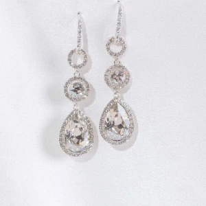 Lily & Rose örhängen - Amy earrings - Jätte fina örhängen från Lily & Rose. Använda en gång under en bal. Ny pris: 999kr, samt är modellen helt slutsåld. ✨Från hemsidan: Modell: Amy Earrings  Storlek: 5,1 cm  Stenar: Swarowski  Färg: Crystal  Material: Rhodiumpläterad Mässing, Nickelsäkert  Färg: Silver 