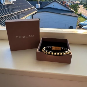 Peak Bracelet Leather Black Gold från Edblad - Jag fick detta armband i present men det är tyvärr inte riktigt min stil. Från hemsidan: Peak bracelet i läder med blanka nitar är så snyggt och trendigt och är en favorit alla dagar i veckan. Bär det som det är, eller i kombination med fler armband. Det mjuka lädret är spårbart och vegetabiliskt infärgat och magnetlåset är enkelt att öppna och stänga, ses här i svart med nitar i blank 14K guldplätering. Ord pris : 499kr🤗