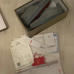 Ljusgråa Christian Louboutins  - Fint skick! Allt og tillbehör medföljs
