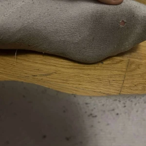 Vita strumpor  - Vita slitna använda i en vecka strumpor som tror nån hade gillat😘 