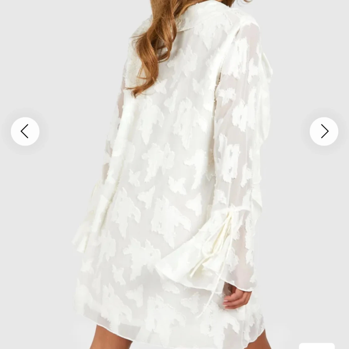 Vit volangklänning med v-ringning - 2