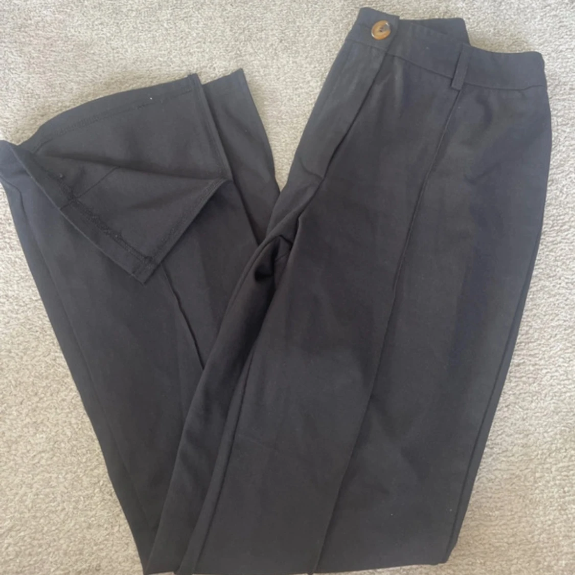 Svarta kostymbyxor med slits