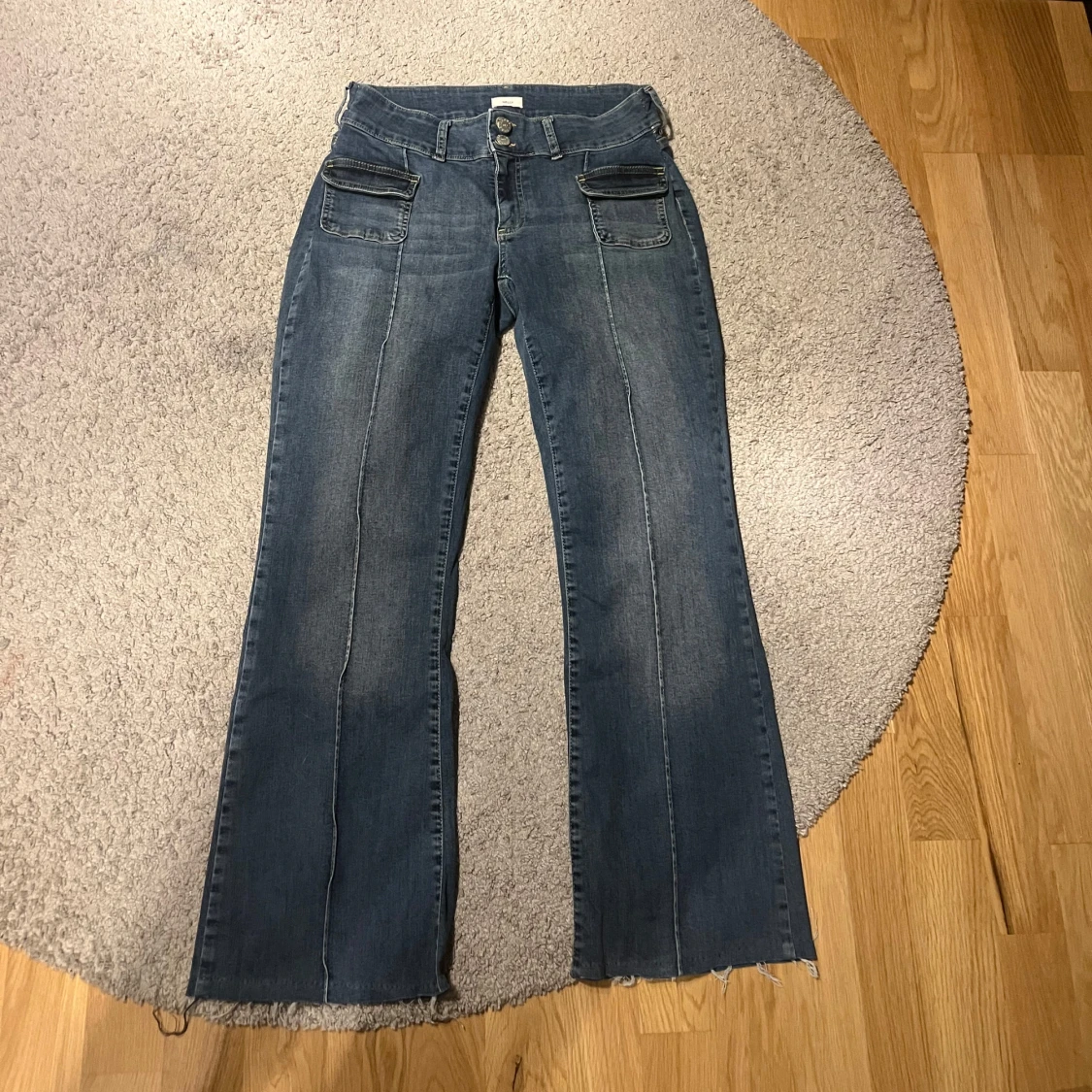 Blå bootcut jeans från Nelly