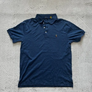 Ralph lauren piké | M - Blå Ralph lauren piké | mycket fint skick och inga defekter | om du har funderingar tveka då inte på att höra av dig | ⚜️