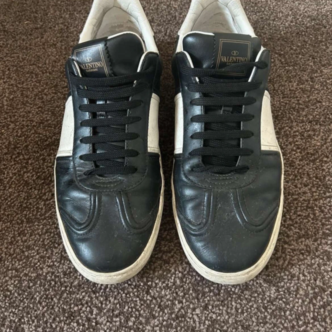 Valentino Garavani svartvita sneakers